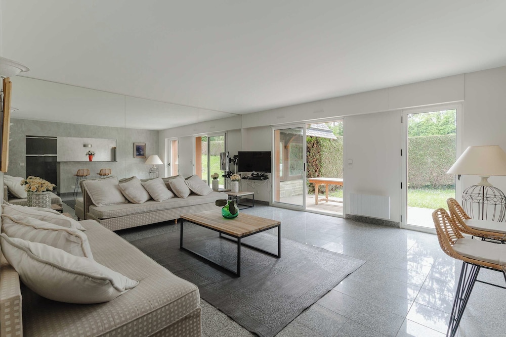 Luxury Haven With Pool Tennis and Large Garden — 4-Star Luxury Hotel in Deauville, France