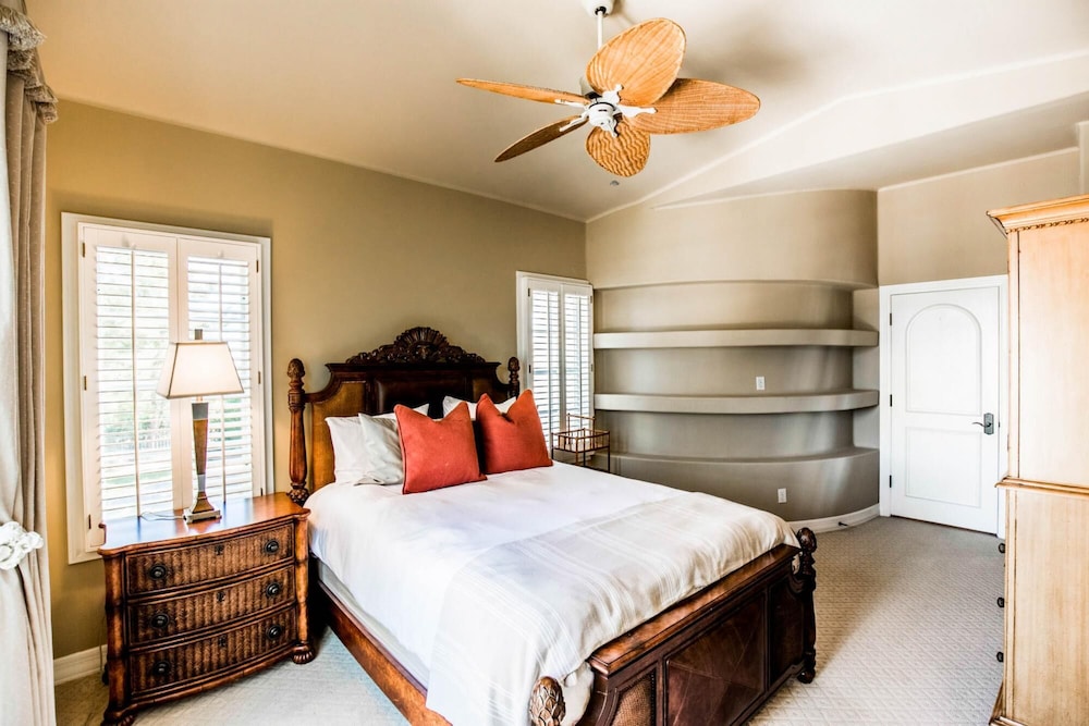 Catalina by AvantStay Private Grand Estate Backyard & Pool - photo 21