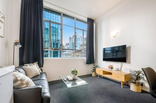 Open plan living in the heart of CBD Zodiak Stays — 4-Star Luxury Hotel in Auckland, New Zealand