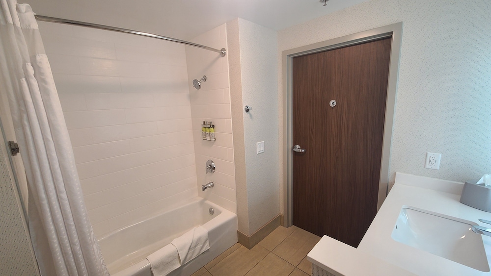 Holiday Inn Express & Suites Chico by IHG - photo 17