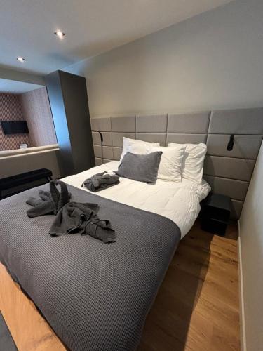 Hotel Mezza Notte — Ronse