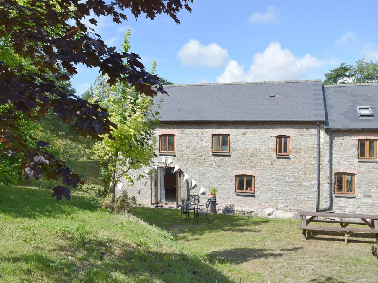 Mill Cottage — 4-Star Luxury Hotel in Carmarthen, United Kingdom