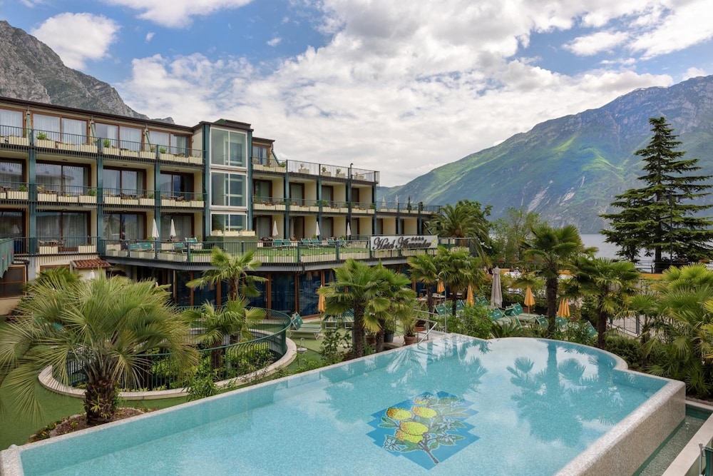Hotel Alexander — hotel in Limone Sul Garda