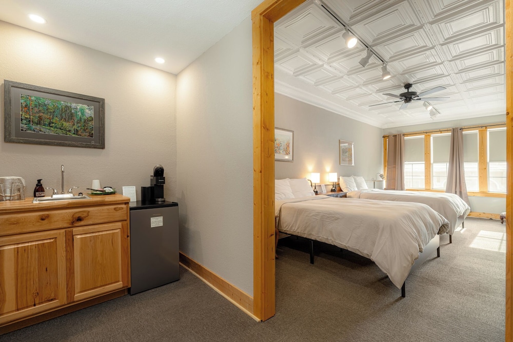The NuWray Hotel & Carriage House - photo 7