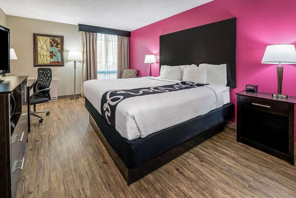 La Quinta Inn & Suites by Wyndham Dallas I 35 Walnut Hill Ln - photo 6