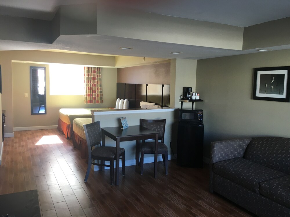Boardwalk Inn and Suites - photo 12
