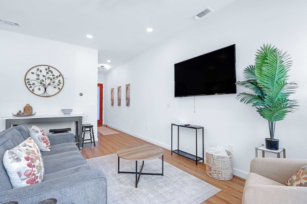 Relax in a Luxe Resort style Condo - photo 9