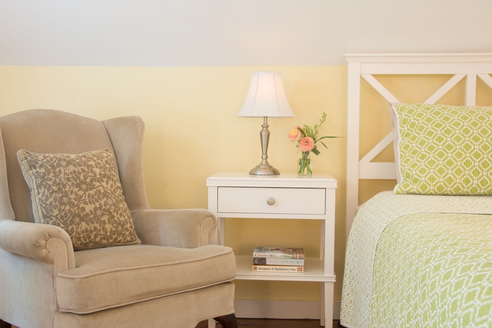 Brass Lantern Inn - featured photo