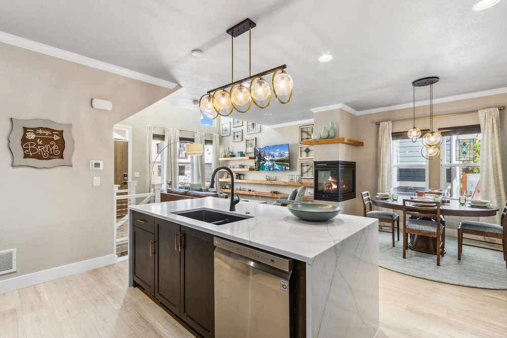 Decked Out Sunset Views Fire Pit & Fenced Yard in Fort Collins, United States