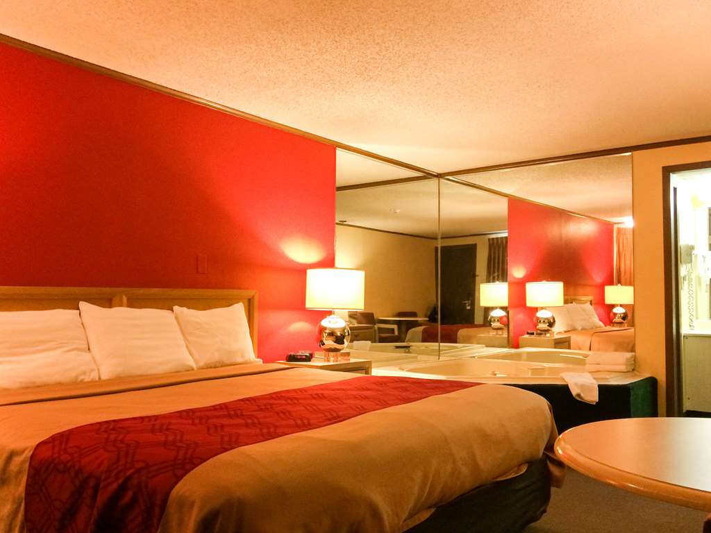 Econo Lodge Norwalk - photo 18