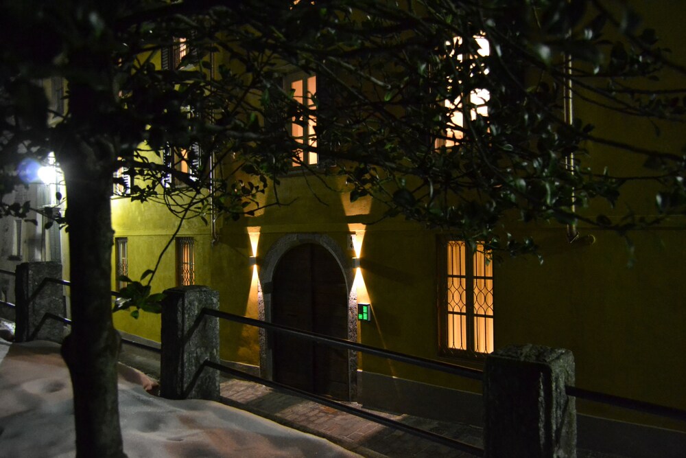 Palazzo Mia by iCasamia it — 4-Star Luxury Hotel in Castello Cabiaglio, Italy