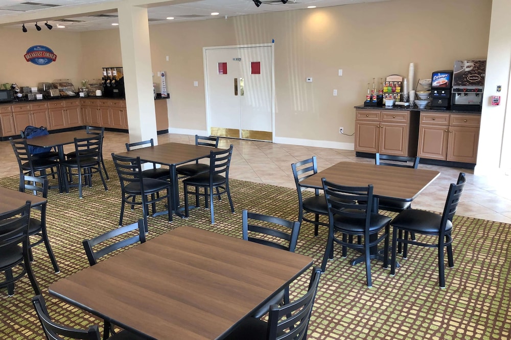 Baymont by Wyndham Latham Albany Airport - photo 21