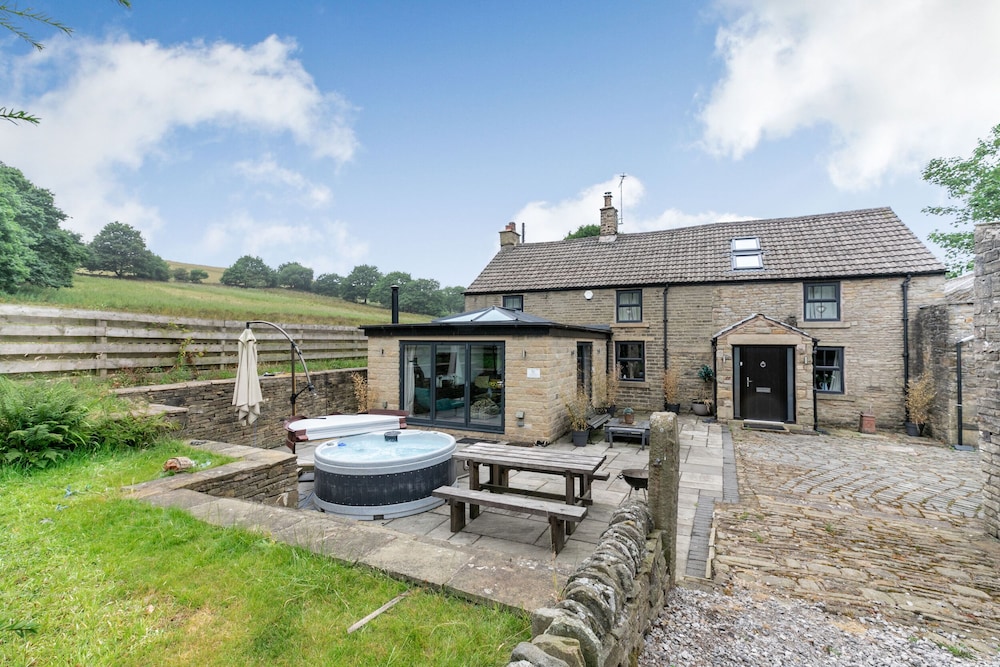 Carr House Farm — 5-Star Luxury Hotel in Glossop, United Kingdom
