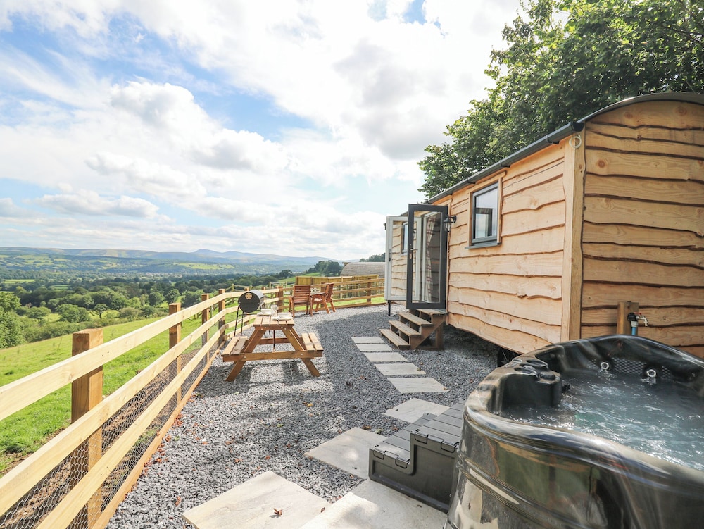 Shepherd's Cwtch - carbon neutral hotel in Llandovery