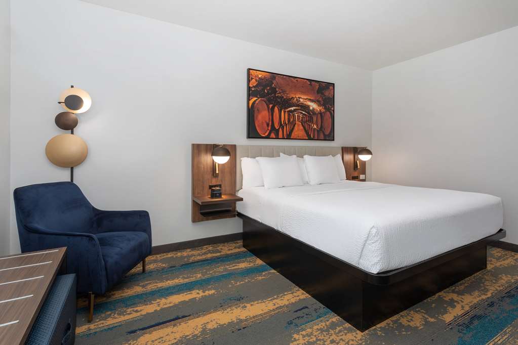 La Quinta Inn & Suites by Wyndham Galt Lodi North - photo 19
