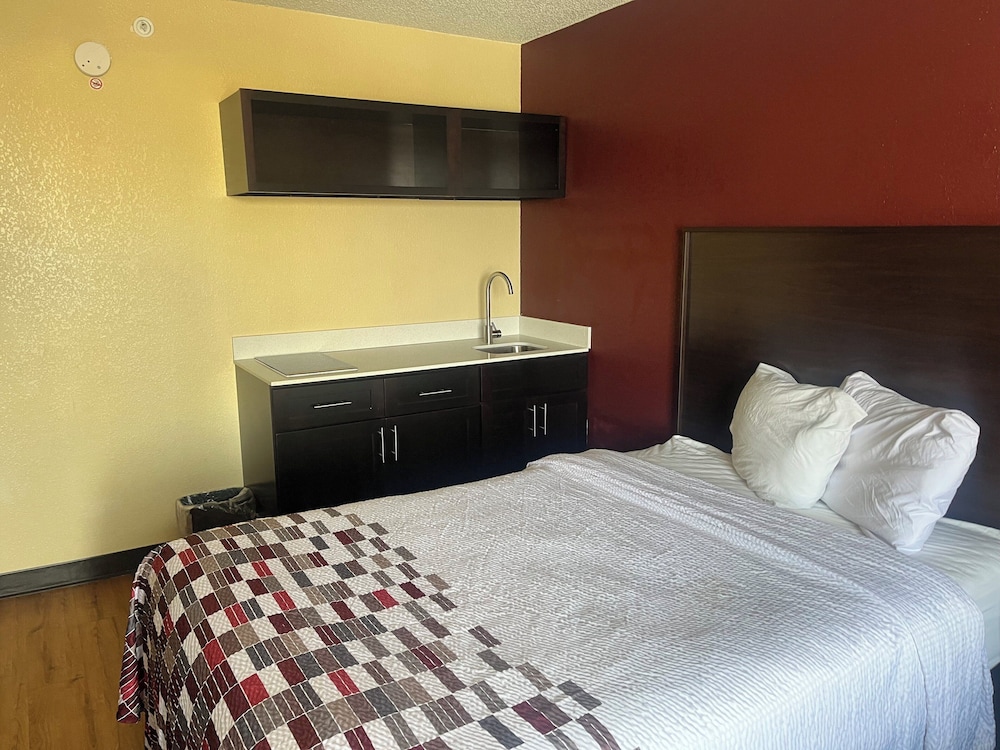 Red Roof Inn & Suites Indianapolis Airport - photo 28