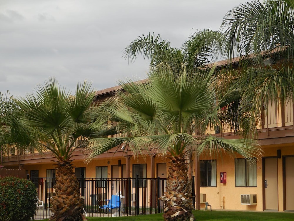 Best Economy Inn n Suites - photo 34