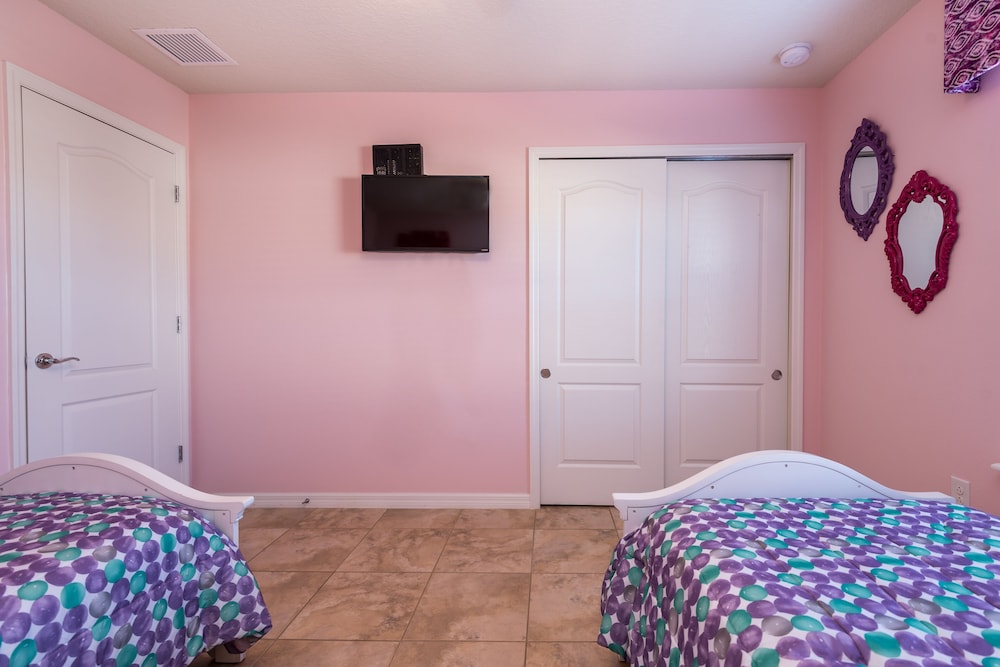 Townhome W private Pool & Free On site Water Park - photo 2