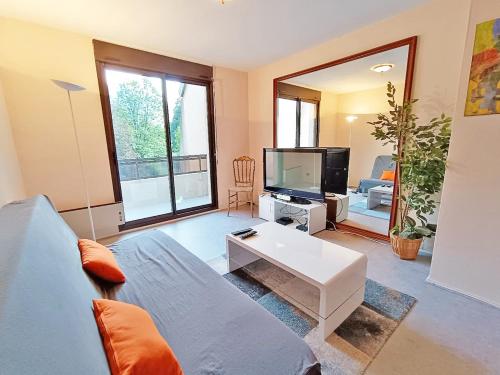 Frolise T2 Centre Wifi Parking Couvert Gratuit 4 Personnes in Bagneres-De-Luchon, France