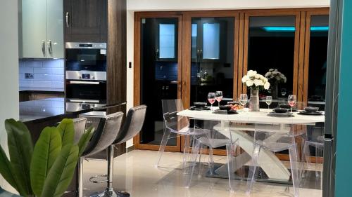 Luxurious 3Bed House with Spa Bath & Garden — 4-Star Luxury Hotel in London, United Kingdom