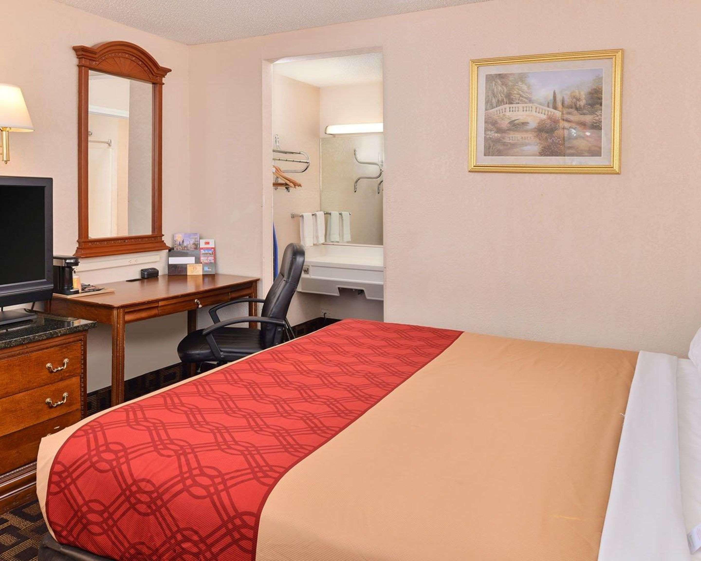 Econo Lodge Bellmawr - photo 20