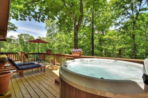 Goldfinch Rustic Retreat w Hot Tub& Fire Pit in Ellijay, United States