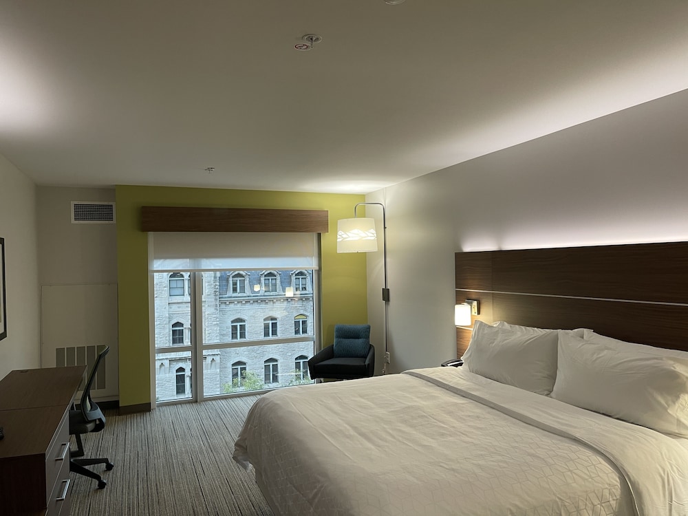 Holiday Inn Express & Suites Lincoln Downtown - photo 4