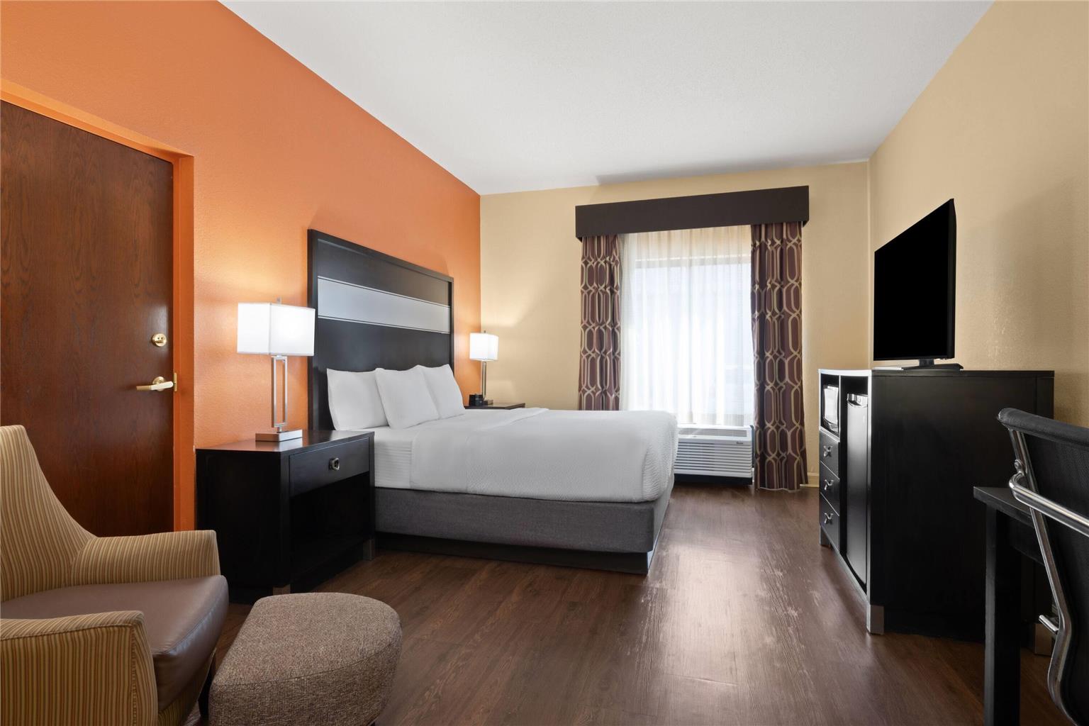 La Quinta Inn & Suites by Wyndham Florence - photo 55