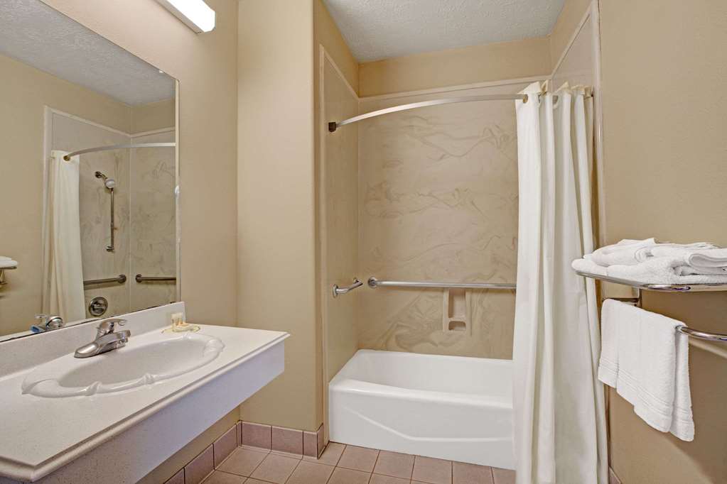 Days Inn & Suites by Wyndham Houston North Spring - photo 12