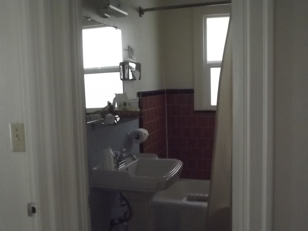 Hillcrest Inn - photo 60
