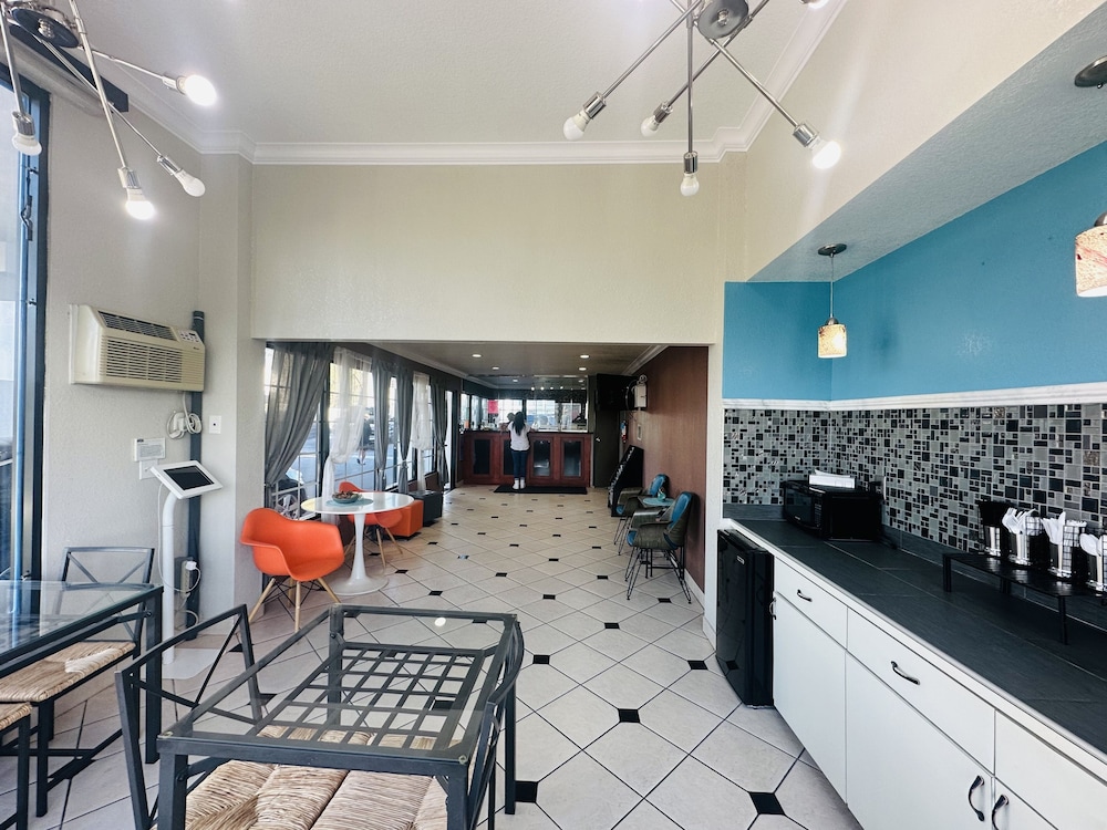 Casa Blanca Hotel and Suites Orange - photo 2