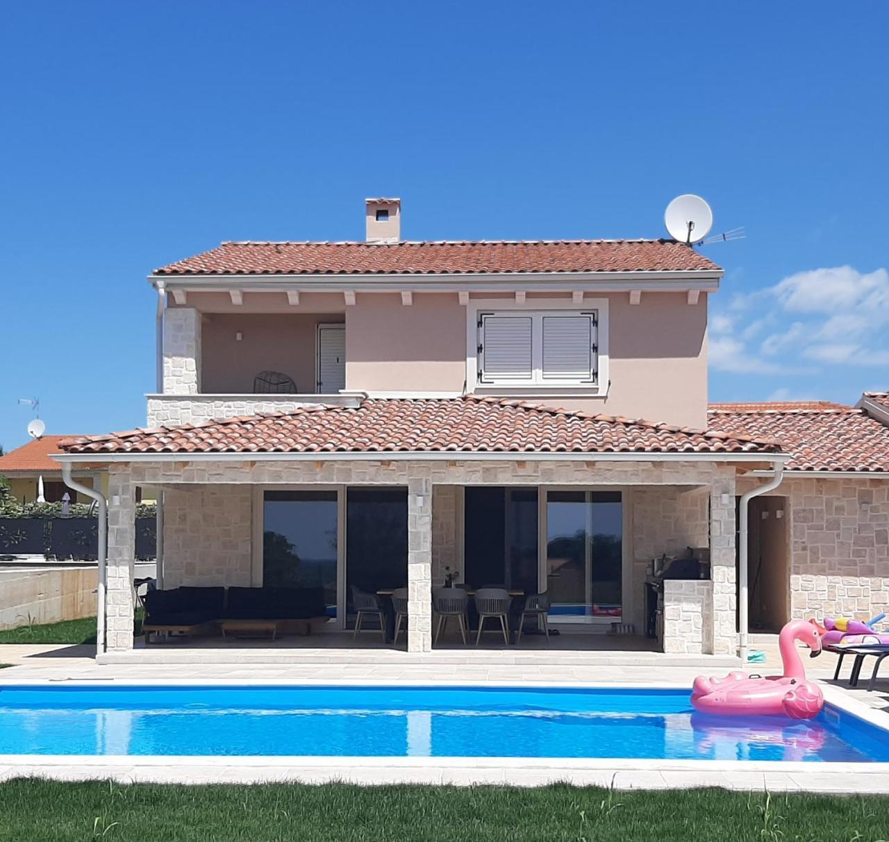 Villa Be Happy — 4-Star Luxury Hotel in Kastelir, Croatia