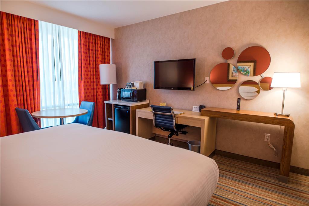 Howard Johnson by Wyndham Anaheim Hotel and Water Playground - photo 20