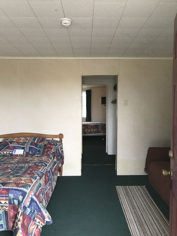 Chieftain Motel - photo 8