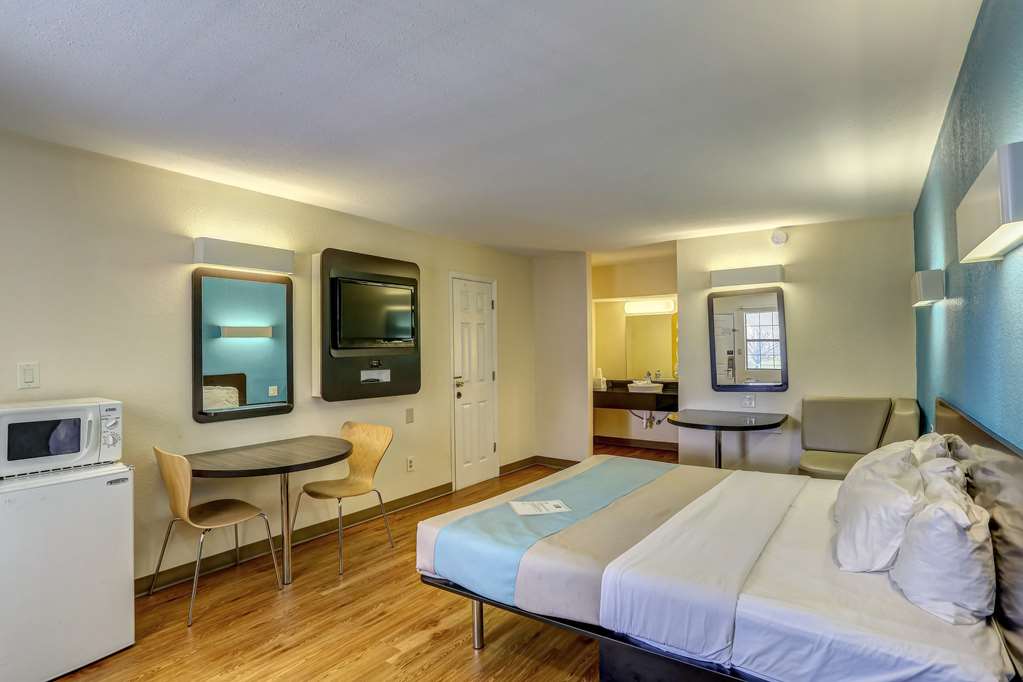 Motel 6 Dickson TN - photo 12