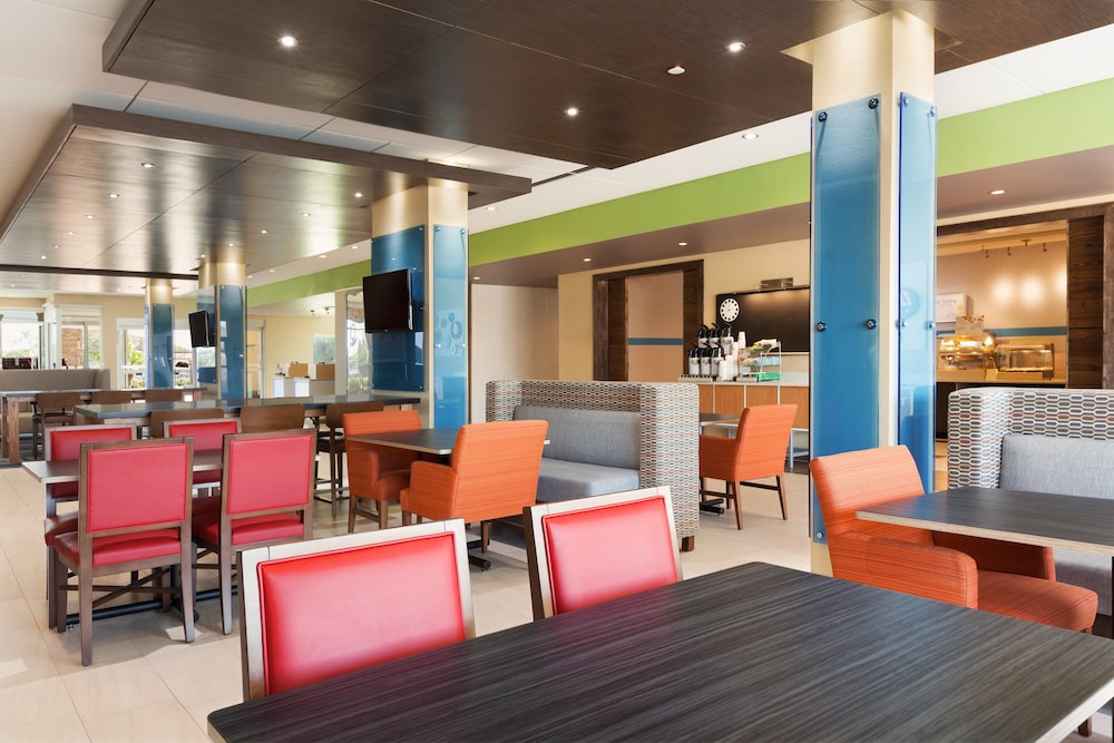Holiday Inn Express & Suites Edinburg McAllen Area by IHG - photo 21