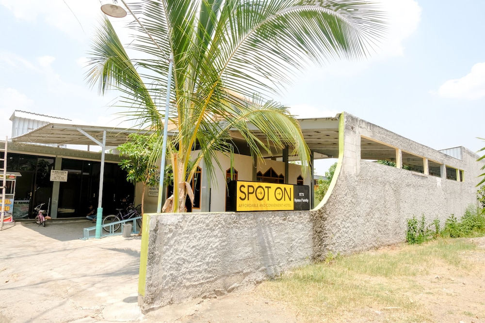 Hotel O Ilyasa Family in Madiun, Indonesia