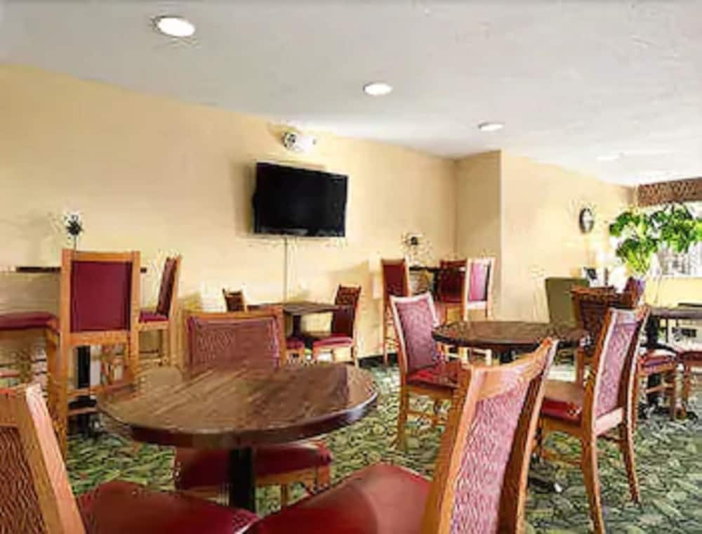 Days Inn & Suites by Wyndham Lafayette IN - photo 13
