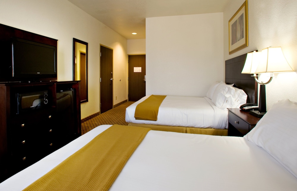 Holiday Inn Express & Suites Childress by IHG - photo 14