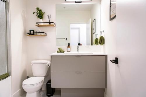 The Shred Shack Stylish Revelstoke Condo — 4-Star Luxury Hotel in Revelstoke, Canada