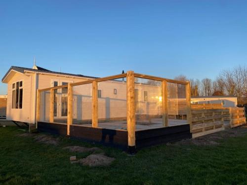 Neues Ferienhaus Nr 47 mit Meerblick 100 Meter zum Wattenmeer eingezäunt hundefreundlich in Hippolytushoef, Netherlands