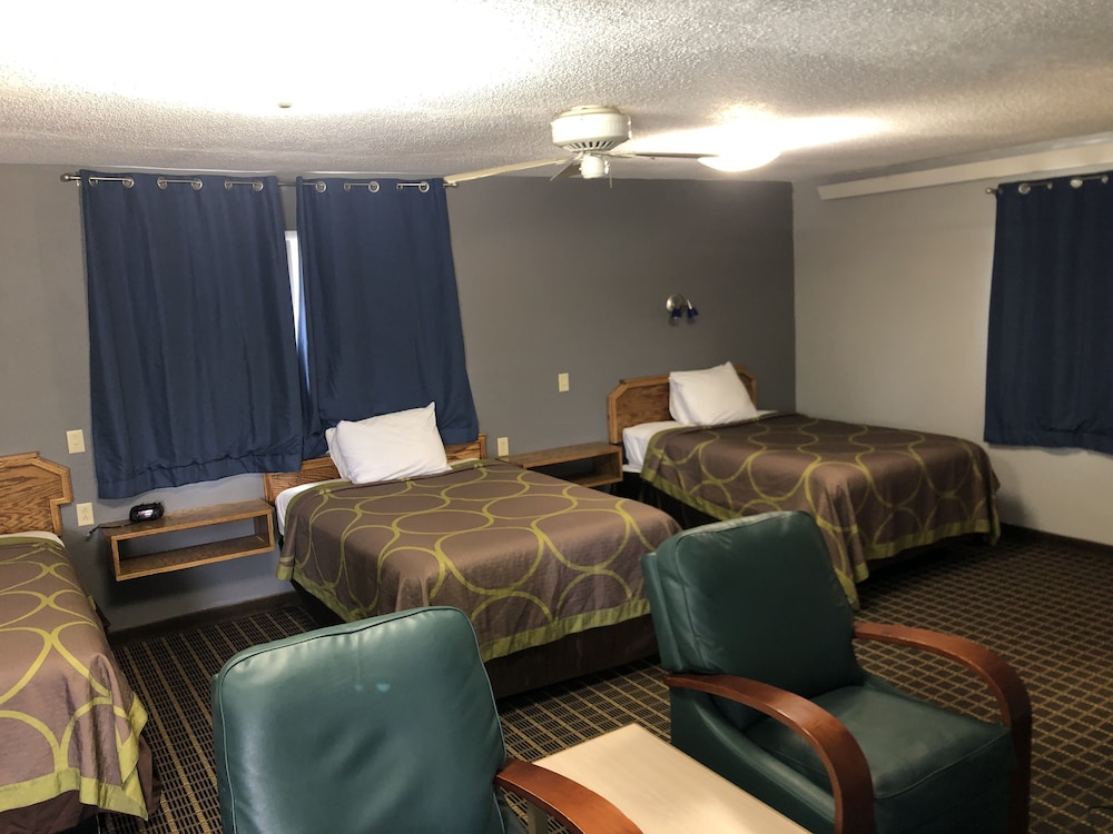 Hawkeye Motel - photo 11