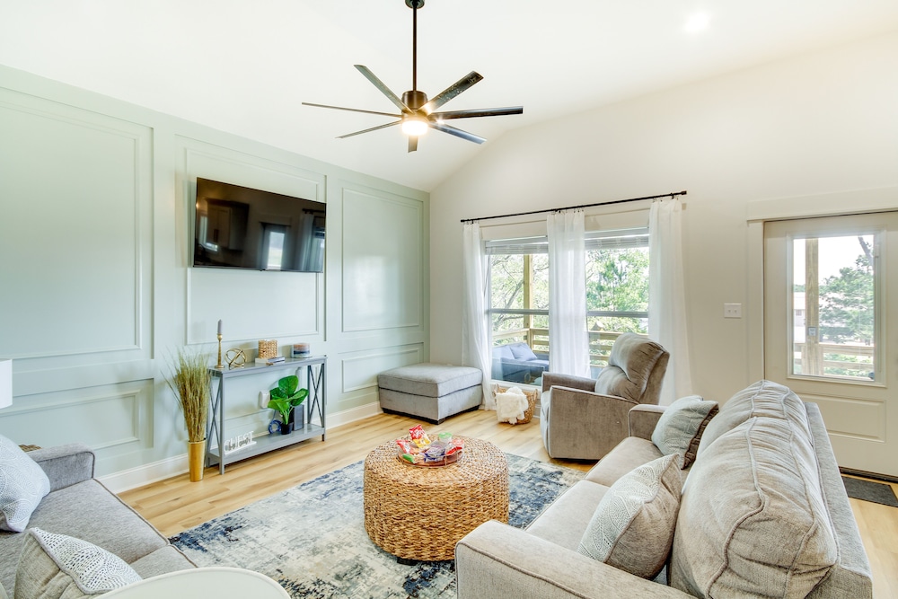 Lovely Bay St Louis Retreat w Dock & Canal Access in Bay Saint Louis, United States