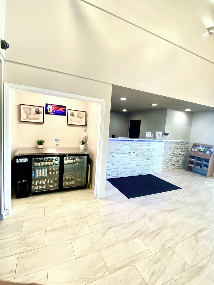 Super 8 by Wyndham Oshkosh Airport - photo 3