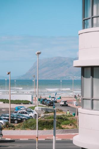Sonder Surf Modern Apartment with Ocean View