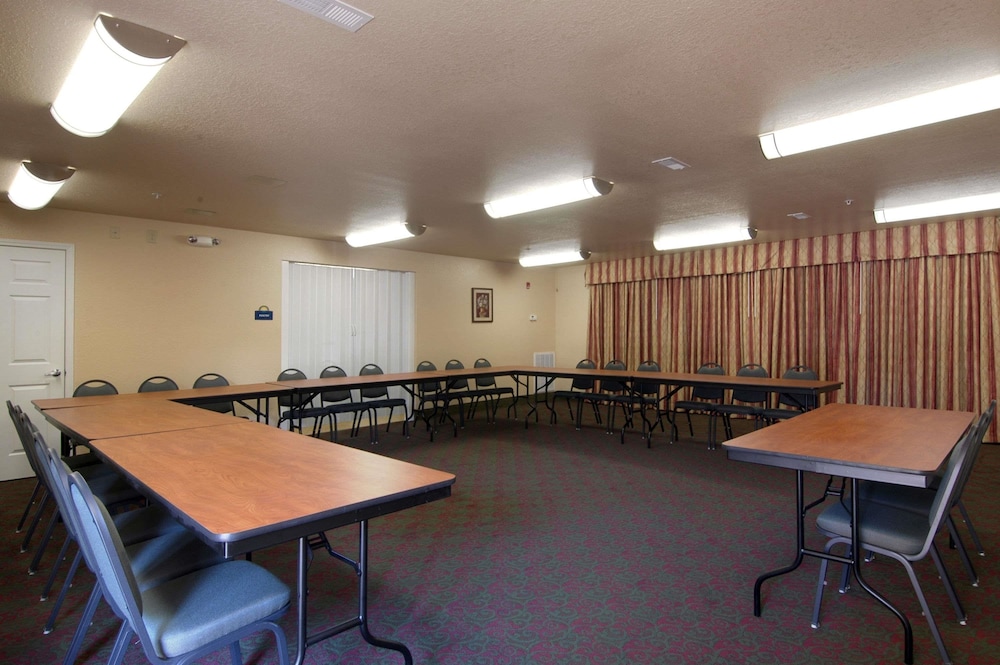 Days Inn by Wyndham Centre - photo 12