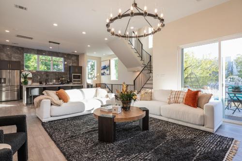 Thompson Luxuries Urban 4BR Townhome Mins to Downtown — 4-Star Luxury Hotel in Houston, United States