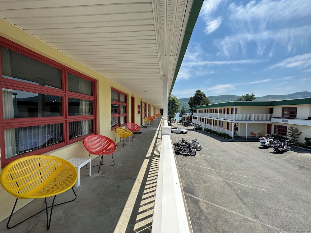 O'Sullivan's On The Lake Motel - photo 17