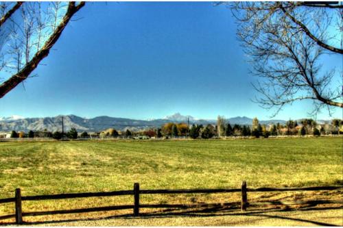 Large Home Near Boulder Fenced Yard 2 Dogs OK — 4-Star Luxury Hotel in Longmont, United States