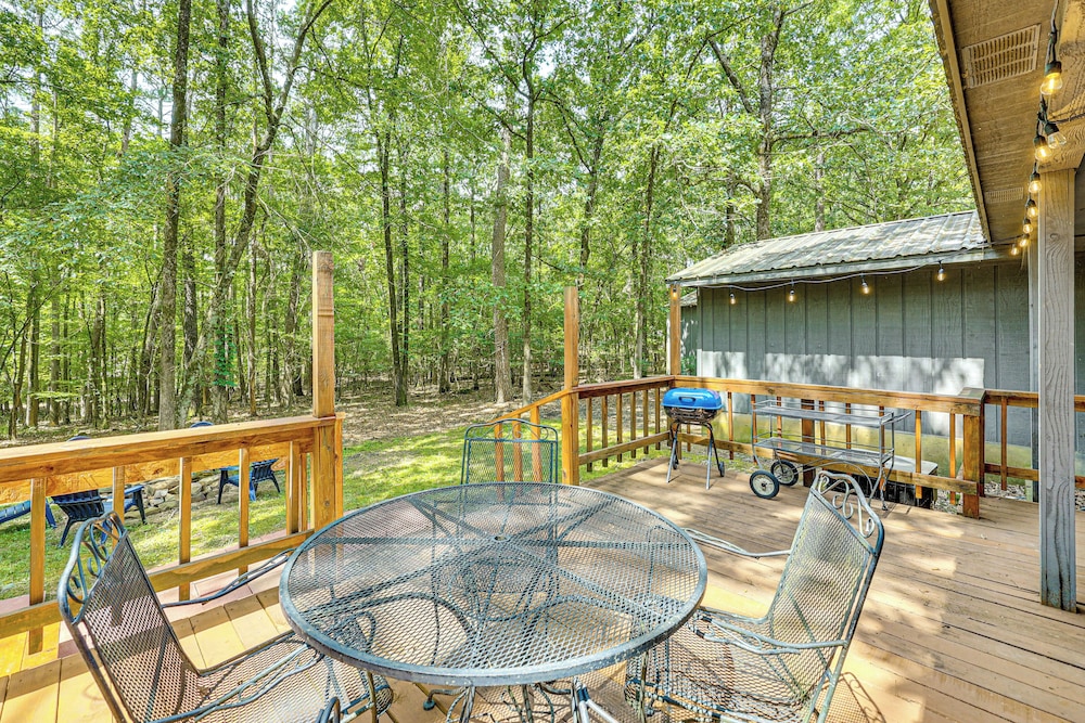 3 Mi to Broken Bow Lake: Hot Tub Haven in Broken Bow, United States